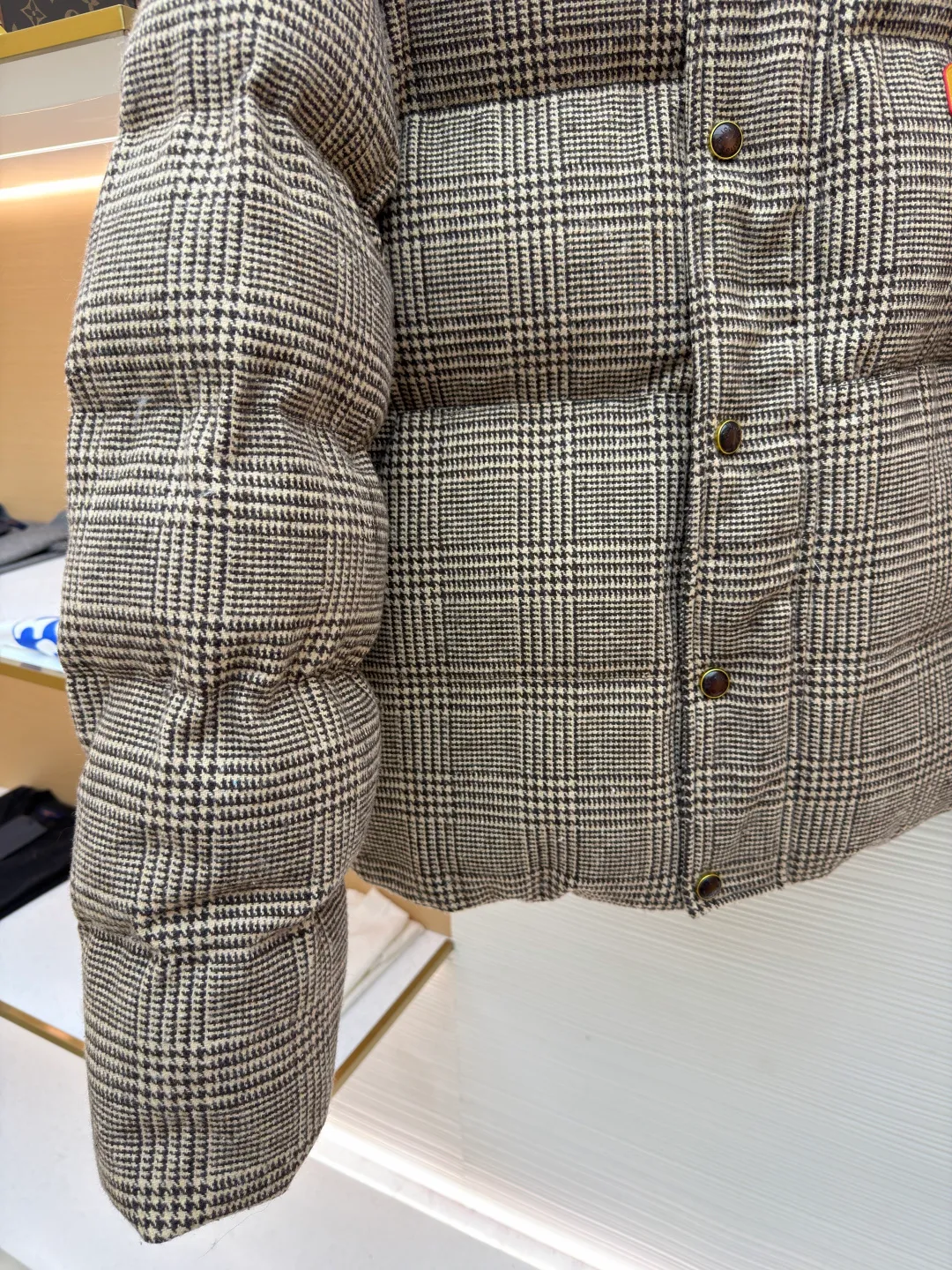 LOUIS VUITTON Tweed Plaid Tunic Stand Collar Long Sleeve Cotton Jacket ●Original version: Purchased and developed by 28699 ●Item No.: 1682302-C95 ●Fabric: Alpaca fabric ●Technology: Made by positioning cutting machine ●Color: Camel ●Version: Fitted version ●Weight: about 1725 grams ●Size: S-M-L-XL ●Description: This plaid down jacket is made of high-count wool-blend plaid fabric. It has been woven and dyed to create a rich brown-toned plaid texture. The fabric has been pre-shrunk and anti-pilling finished to give both texture and durability. The filling is made of gold-matched velvet material of 90% white goose down and 10% white goose feather, which is evenly distributed through the three-dimensional lattice filling process to eliminate the problem of velvet running; the stand-up collar version adopts a double-layer composite lining to lock the temperature, and the placket is customized with matte metal snaps and resin buttons of the same color, which fits the overall retro texture. The left chest is inlaid with a hand-polished cowhide logo plate, and the edges are oil-sealed. Each stitch adopts a 3cm/12-needle precision sewing standard, combined with the seamless taping process of invisible pockets, integrating functionality and craftsmanship details, fully displaying ingenuity and craftsmanship. The overall wiring is straight and delicate, the fabric is comfortable and soft, and the color is consistent without color difference. It can be matched with the same style to create a fashionable look and control various occasions. Customized accessories, complete with three standards, same style for men and women!